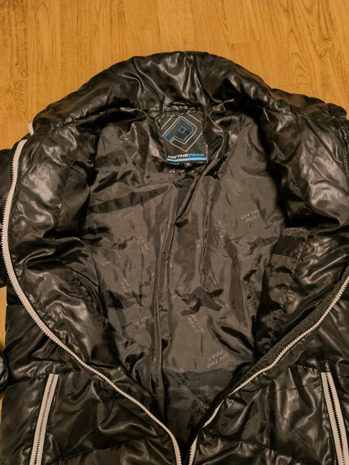 Svart pufferjacka från On The Peak - 1
