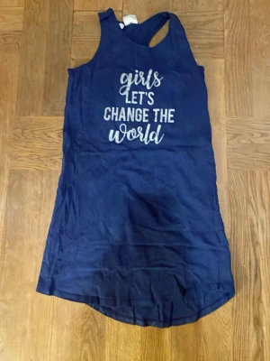 Mörkblå nattlinne från bpc - Säljer två mörkblå nattlinnen från bpc bonprix collection med trycket 'girls let's change the world' i silver på framsidan. Topparna är ärmlösa med brottarrygg och har en loose passform. Dem är väl använda men i bra skick. Pris kan diskuteras. Storlek 152/158.