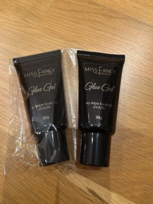 Miss Fancy Glue Gel UV/LED 30g - Två tuber svart Miss Fancy Professional Glue Gel, 30g vardera. Båda är helt nya och oanvända 100kr styck, 170kr för båda 