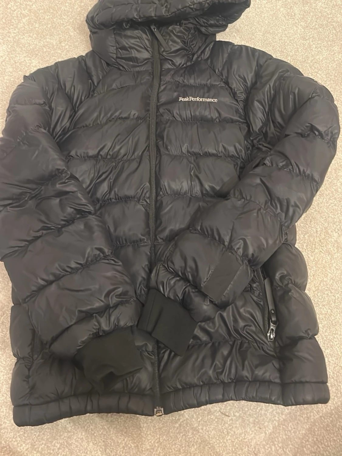 Svart pufferjacka Peak Performance