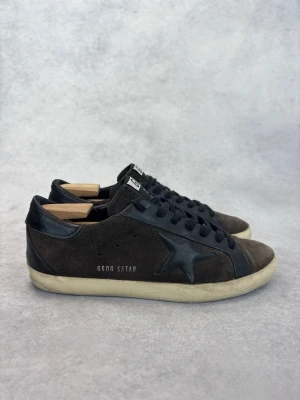 Golden Goose super star sneaker  - – Condition: 8,5/10  – What is included: Dustbag  – Retail price: 700 euro
