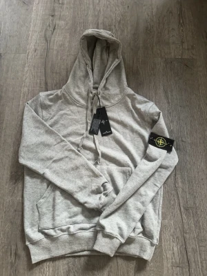Stone Island hoodie  - Har använt den ett tag men gillar inte märket så mycket. Jag fick den i present och vill inte ha hoodien längre. Pris är ej hugget i sten eftersom jag vill sälja den snabbt för pengar.  