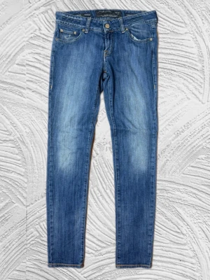 Jacob Cohen Jeans Slim Fit - Snygga Jacob cohen jeans i storlek 30, midjemått 40,5cm och ytterbenslängd 101cm slim fit! – enkla att matcha och sköna att bära. Ett stilrent val, noggrant utvalt med omsorg av A.M.C!  📩 Frågor? Hör gärna av dig! 📲 Följ oss här på Plick för fler uppdateringar. ♻️ Tack för att du handlar mer hållbart med A.M.C Archive!