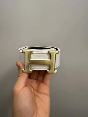 Vit-guldigt Hermèsbälte - Tja, säljer detta snygga vit-guldiga hermèsbälte. Inga defekter och i nyskick. Hojta till vid frågor eller funderingar!