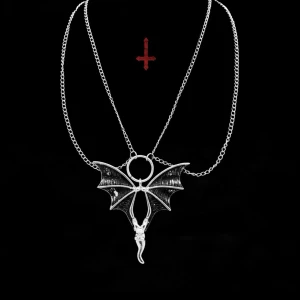 Halsband ⛓️ - Tufft alternativt halsband med fladdermus och dubbla kedjor! 🖤⛓️🦇Lite av den svarta färgen har försvunnit från vissa ställen på vingarna men annars är det i fint skick utan anmärkningar ✨Köp nu 💌