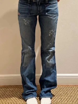 Bootcut jeans - Så fina diesel jeans köpta här på plick men tyvärr för små för mig passar typ en EU34.💔 Aldrig använda.💕 Lowrise och bootcut. Sliten design.👩🏻‍🎤 Verkligen så fina så tryck på KÖP NU!  Innerben: 80cm Midja:38cm ✨Första bilden lånad✨