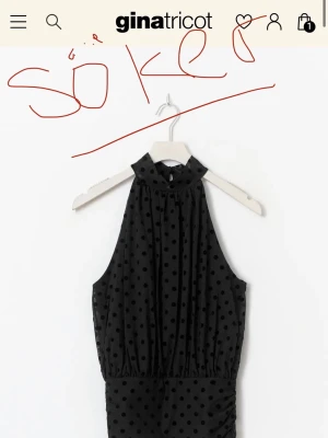 Svart prickig ärmlös topp Gina Tricot - Söker denna halterneck mesh topp från Gina tricot i storlek XS eller S