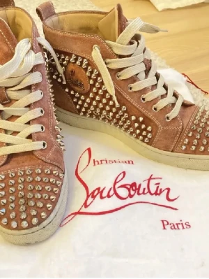 SÖKER! - Söker dessa sjukt snygga skor i storlek 40, helst i bra skick och inte så dyrt 