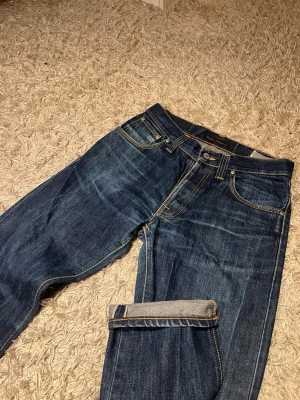 Dry Selvedge nudie jeans straight fit herr grisch laidback wash fade unik dry denim - Dry Selvedge nudie jeans i straight passform med en riktigt najs fade med hög potential. Nytt skick inga defekter. Storlek 30/32 modell average joe. Postas antigen samma dag som köp eller dagen därpå🙌💯