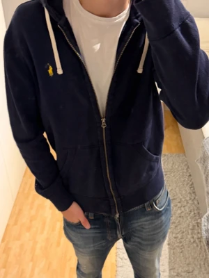 Polo Ralph Lauren Zip Hoodie - Polo Ralph Lauren Zip Hoodie | Storlek: M, passar dig mellan 180-190 cm | Skick: 9/10, använd fåtal gånger | Bara att skriva vid funderingar✍️