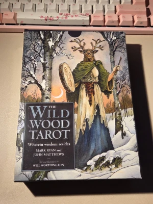 Tarot "The Wild Wood"  - Upptäck magin i naturen med The Wild Wood Tarot! Denna vackert illustrerade tarotlek tar dig med på en resa genom skogar och djurvärld, perfekt för dig som vill utforska visdom och mystik. Passar både nybörjare och erfarna tarotentusiaster.