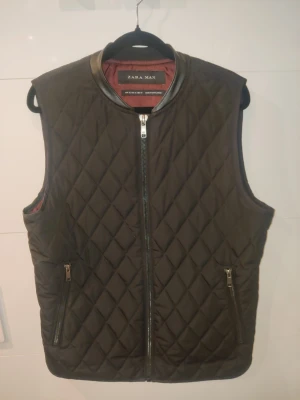 Svart quiltad väst från Zara - Svart quiltad väst från Zara, storlek S och i väldigt god skick