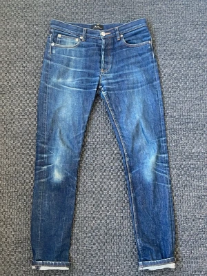 Dry japanese denim A.P.C jeans (Sällsynta!) - Säljer nu dessa helt otroliga japanese raw dry denim jeans från APC😊 Jeansen är i gedigen denim med naturlig patina🙌 Riktigt snygga fades, whiskers och honeycombs🤩 Jeansen är endast handtvättade fåtalet gånger och det finns inga hål eller liknande defekter 😊 Storlek W29 men passar även W30 fint! Skriv vid funderingar 📲!