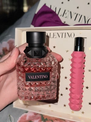 Valentino Donna Born In Roma Eau De Parfum  - Lyxigt parfymset från Valentino med en exklusiv flaska och en matchande rosa travel spray🩷. Perfekt present eller för dig som sticker ut. Kvitto finns den är endast prövad men jag föredrar fruktiga fräscha dofter denna är söt och väldigt elegant och god därmed 