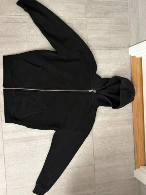 FishBone Hoddie  - Storlek XS, men passar även S då den är oversized modell. Väldigt fint skick. Säljer då jag vuxit ur de.
