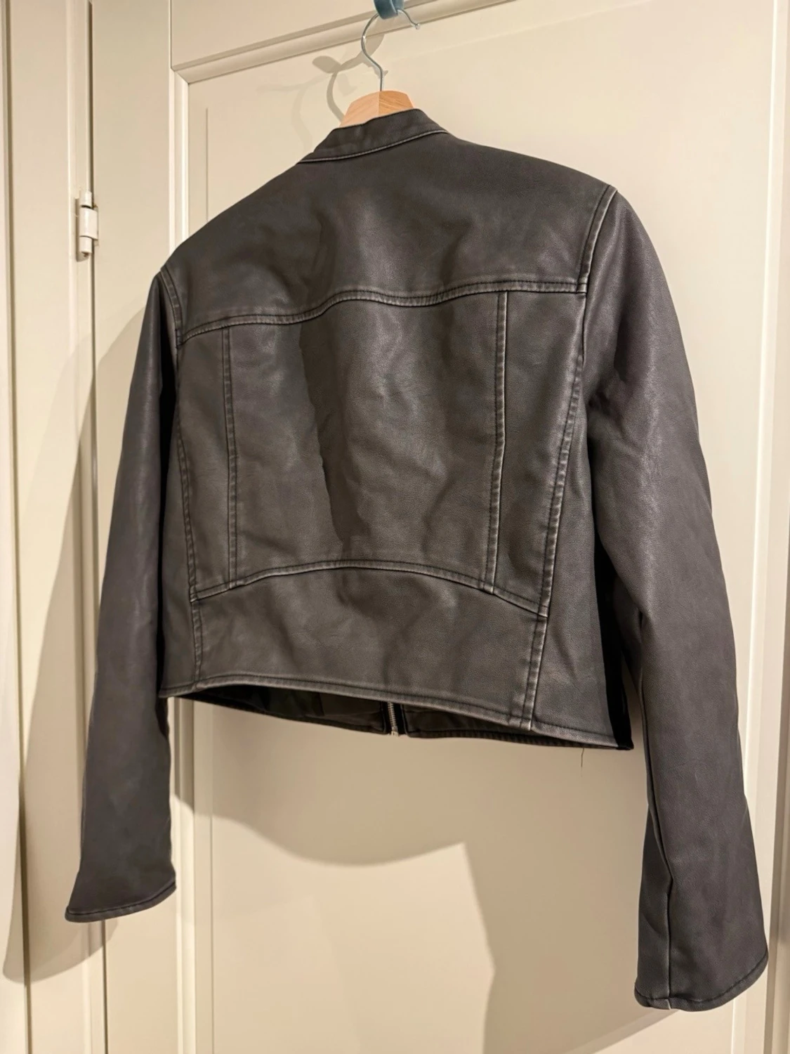 Svart skinnjacka från BDG Urban Outfitters - 3