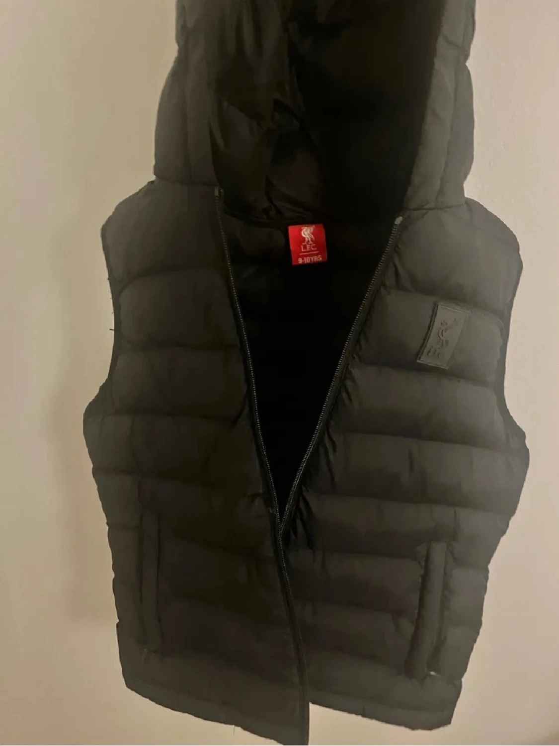 Svart dunväst med huva från LFC