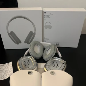 AirPods Max - Apple AirPods Max trådlösa over-ear hörlurar i silver med Smart Case och USB-C kabel. Hörlurarna är i mycket gott skick, med fräscha öronkuddar och originalförpackning. Perfekt för högkvalitativt ljud och brusreducering. Inga synliga defekter eller slitage.