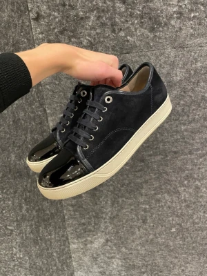 Lanvin skor  - December REA! Hej, säljer nu dessa svin snygga lanvin skor. Skorna är i grymt skick! Begränsat antal boxar och dustbag. Hör av dig vid frågor. 