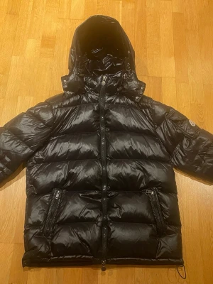 Moncler Maya jacka - Säljer Moncler maya jacka. storlek 4, skick: 8,5/10