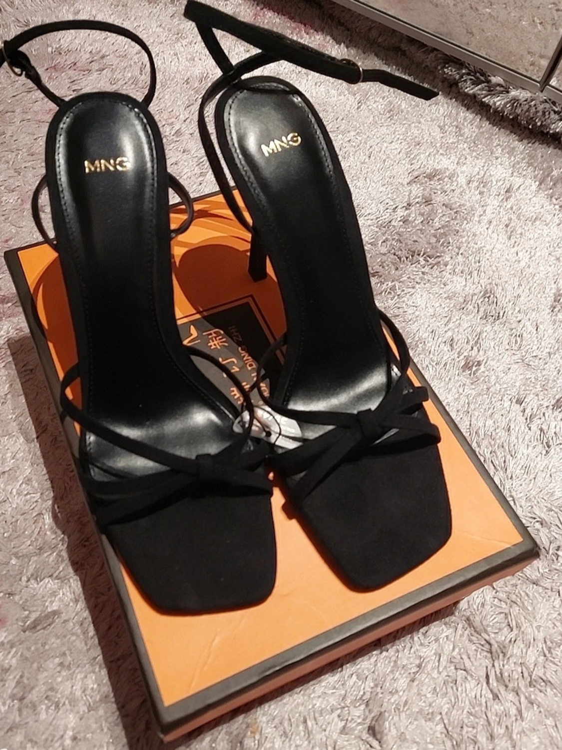 Svarta sandaler med klack från MNG