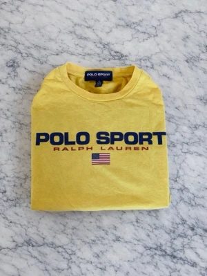Polo Ralph Lauren T-shirt  - Storlek: M Skick: Bra skick Snygg och välvårdad artikel i storlek M. Använd men i bra skick utan större tecken på slitage. Perfekt för vardag eller fest beroende på styling. Hör gärna av dig vid frågor eller om du vill ha fler bilder