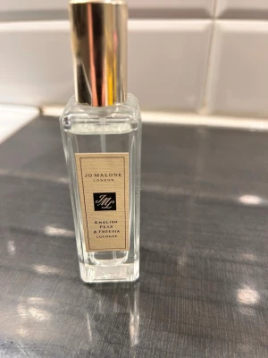 Jo Malone English Pear & Freesia - Fräsch cologne från Jo Malone, 30 ml. Perfekt storlek att ta med i väskan. Tillverkad i England. Snygg och stilren flaska som passar dig som gillar exklusiva detaljer.