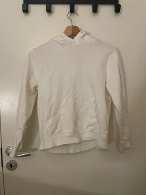 Vitt huddie  - Säljer min vita huddie från lager 157! Då jag gjort en utränsling bland mina kläder och säljer allt som inte passar! 