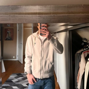 Polo Ralph lauren zip - Hej , säljer min polo Ralph lauren zip hoddie i storlek s ny pris 2400 det är lite söndrigt vid luvan men går att sy ihop lätt pris kan diskuteras BYTEN GÅR!