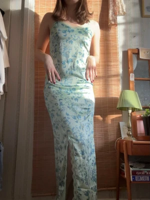 Mint grön klänning med blå mönster - Jag älskar denna men den har inte kommit till användning, så nyskick och underbar🌞Jag är 170 cm och går ner till mina fötter! Från märket Dasy Street, står storlek 36 men jag skulle säga mer mot 34