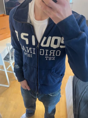 Equipe Vintage 2000s full zip (sällsynt) - Säljer nu denna riktigt snygga vintage 2000s zip tröja från Equipe! Passar perfekt till allt och är mycket sällsynt då den ej säljs längre sedan flera år tillbaka😊 Storlek M på etiketten men passar XS🙌 Skriv vid funderingar 📲