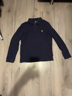 Lyle and scott piké långärmad - En piké som är för liten för mig men är fortfarande i väldigt bra skick. Pris diskuteras i Dm
