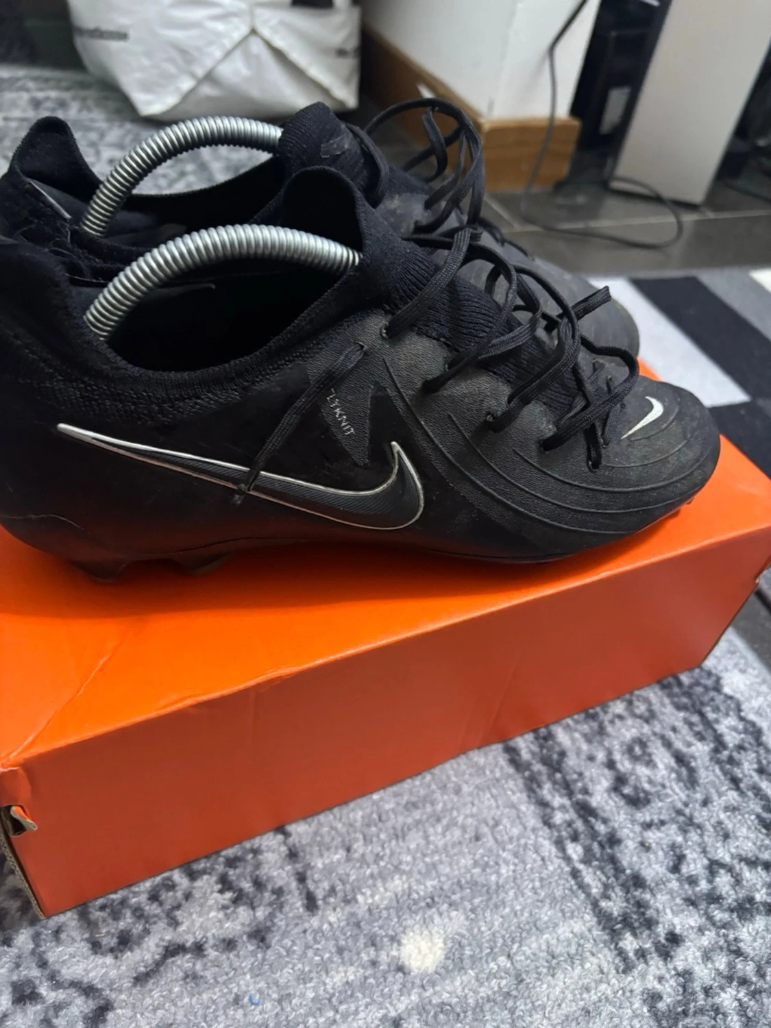 Svarta Nike fotbollsskor med snörning