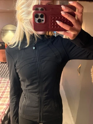 Äkta Lululemon define jacka luon  - Super fin define jacket från Lululemon, modell luon✨ tvättlappen har försvunnit i tvätten, så därav priset! Strl 6 passar mellan XS-M