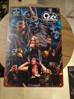Skylt Ozzy O - Skylt aluminium Ozzy Osbourne. 20× 30 cm.