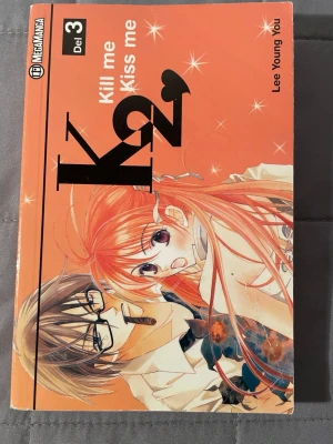 K2 Kill me Kiss me Del 3 - En spännande och humoristisk manga för dig som gillar romantik och drama! Kill me Kiss me Del 3 bjuder på snygga illustrationer och en berättelse fylld av känslor, förväxlingar och kärlek. Perfekt för dig som är 13+ och älskar manga och anime.