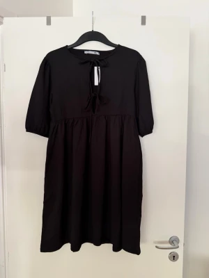 Klänning svart  - Storlek M. Aldrig använd. 