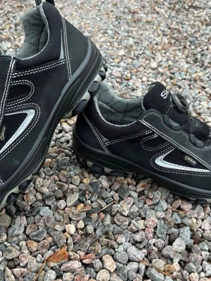 Arbetsskor(45)Skyddsskor - Hej och välkommen.   Du kollar på ett par riktigt schysta arbetsskor av kvalitetsmäket Sievi Gt Roller i strl 45.   Endast uppackade och provade på fot vid något enstaka tillfälle så skorna är givetvis i bästa tänkbara skick.   Nypris ca 2500:-  Skorna kommer från ett rök och djurfritt hem.   Stabil och mycket slitstark skyddssko som påminner om ett par helt vanliga sneakersskor.   Bra dämpning i kombination med perfekt stöd runt om och under fot gör att skon sitter perfekt på fot hela dagen.   