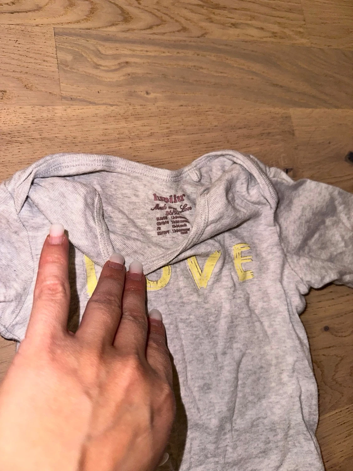 Grå body med LOVE-tryck från Livly Livly grå body, storlek 62/68 - 3