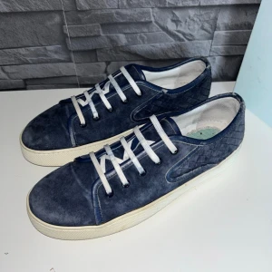 Bottega Veneta Sneakers - Bra skick, innesulorna är borttagna men annars rikitgt fina. Nypris ca 5000kr. Storlek 43.  Dustbag 2x medföljer. Skriv för mer information🤝