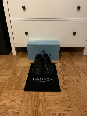 Lanvin Paris  - Svarta Lanvins i fint skick. Använda i ungefär ett år och har därav ett litet slitage som är lagat i hälen (bild 4). Storlek 7 vilket är ca 41 men passar mig som har 42/43 i vanliga fall. 