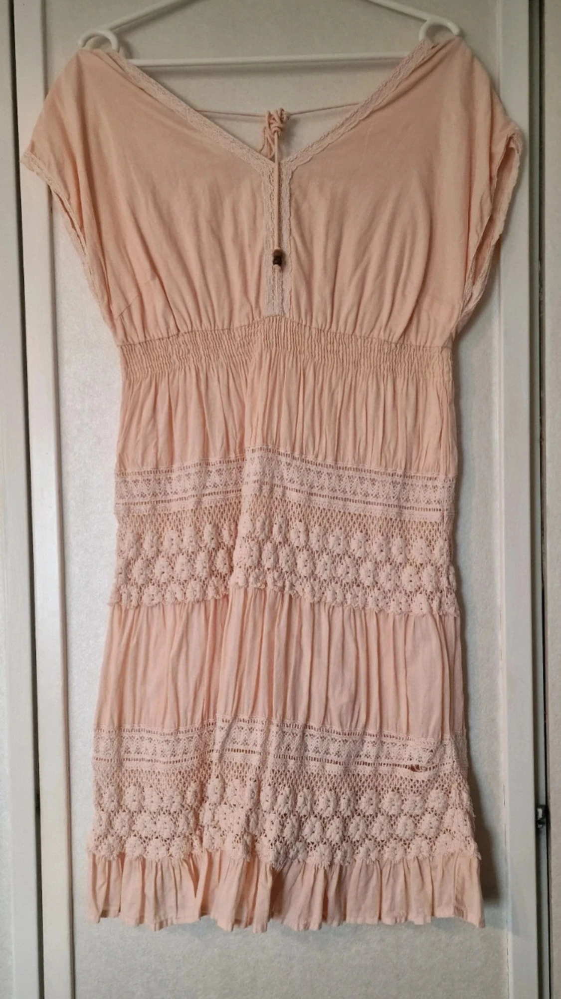 Kort klänning med spetsdetaljer