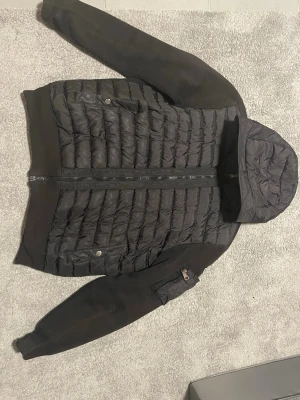 Svart pufferjacka från Moncler - Svart pufferjacka från Moncler. Lite större än en S. Aldrig använd. Buda gärna. 