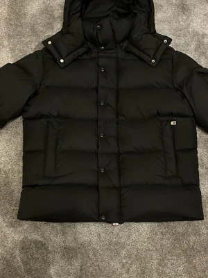 Moncler vezare ( maya 70 ) - Använd fåtal gånger, storlek 1=S Kvitto finns ej. Går ner i pris vid snabb affär.