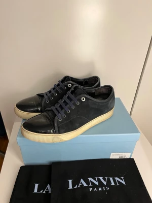 Lanvin skor - Säljer dessa feta marinblåa lanvinsen. Skick 8/10. Låda och dustbag skickas med. Storlek 45 men passar även större fötter.