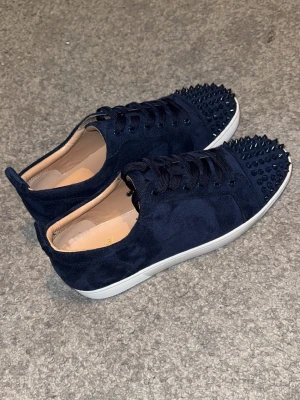 Marinblå skor med röd undersida - Säljer nu dessa tvärfeta marinblåa skorna som perfekta för både vardagliga outfits men också fin kläder! 