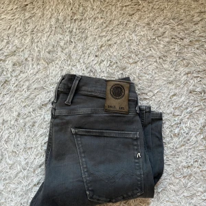 Replay Anbass grå jeans - Snygga Replay Anbass jeans i tvättad grå färg. Jeansen har en slim fit passform, . Perfekta för dig som gillar stilrena och grish stilen⭐️ säljs nu bara för 499 ny pris 1599kr, vid ytterligare funderingar så är det bara att fråga🌟