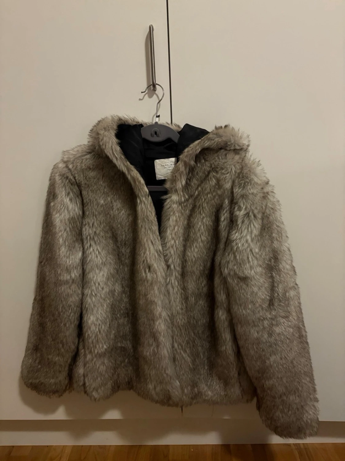 Grå pälsjacka med huva från Zara Woman