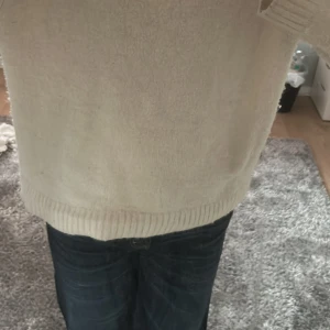 Cheap Monday flare jeans blå 26/32 - Säljer ett par blå flare jeans från Weekday i modellen Low Flare. Jeansen är låg midjade och är väldigt utsvängda i benen. Säljer eftersom de var för stora för mig. Jeansen är helt nya och i mycket gott skick och har prislappen kvar.