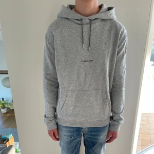 Saint Laurent hoodie  - Säljer nu denna super feta Saint Laurent hoodie, skriv för fler bilder/frågor🙌🏼
